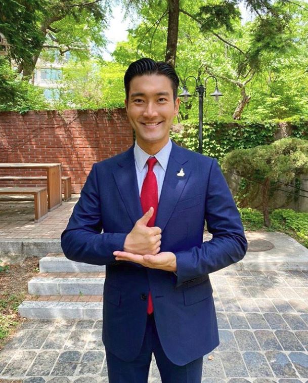 Choi Siwon  in the past 3 days his Instagram in the medical gentlemen, thanks for the United States is Corona 19 for the win, and more. Our little cheer this medical with self-esteem to the wind is calledposts with thanks to the challenge can control the poses and photos were.Public photo belongs to Choi Siwon  is a blue suit wearing a wide smile and.Thanks to the challengeby Corona 19 viruses and in the forefront fighting the medical staff for the respect and gratitude of our campaign.Choi Siwon  is Corona 19 to overcome by day and night by the very medical with one. Respected. Thank you. The following runners SHINee Taemin the Lord, EXO Kaiam. Warm hearts with cheer for,he added, And then pointed at stepped forward.