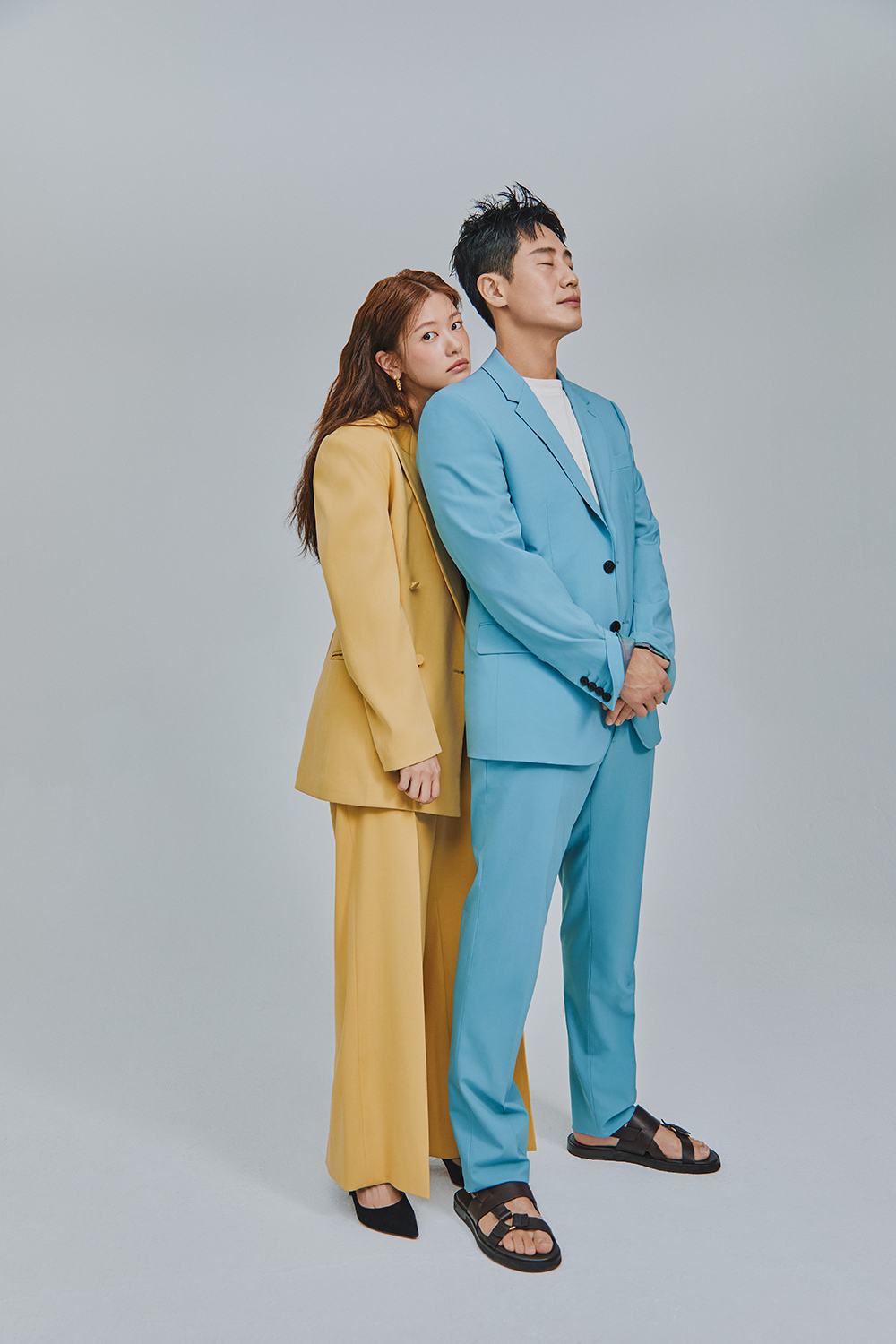The mens fashion magazine Arena has released some of the pictures with Shin Ha-kyun & Jung So-min.This picture, which will be released in the June issue of Arena, shows the two people who made their first co-work in the drama KBS 2TV new tree drama Soul Repair.The two people who co-worked through the healing story surrounding the psychiatric department showed perfect co-work through the photo shoot with Arena, raising expectations for Drama.Soul repairman is a drama about the story of the musical Actor Han Woo-min, who has a pain in his mind, meeting a psychiatrist who does not care about the water for the healing of patients and healing the pain while meeting this level.Shin Ha-kyun of This Level Station and Jung So-min of Hanwoo Station gathered their mouths and expressed their desire to be a work that would help everyone not to be ashamed or difficult to heal the pain of their hearts.The two actors, who are loved by intense and immersive Acting, have raised their expectations by vividly conveying the pleasant atmosphere of the scene through an interview with Arena.More pictures and more details of the two actors fantastic co-works that attract expectations with only two cuts of couples released before the drama airing can be found on the June issue of Arena.Photo = Arena