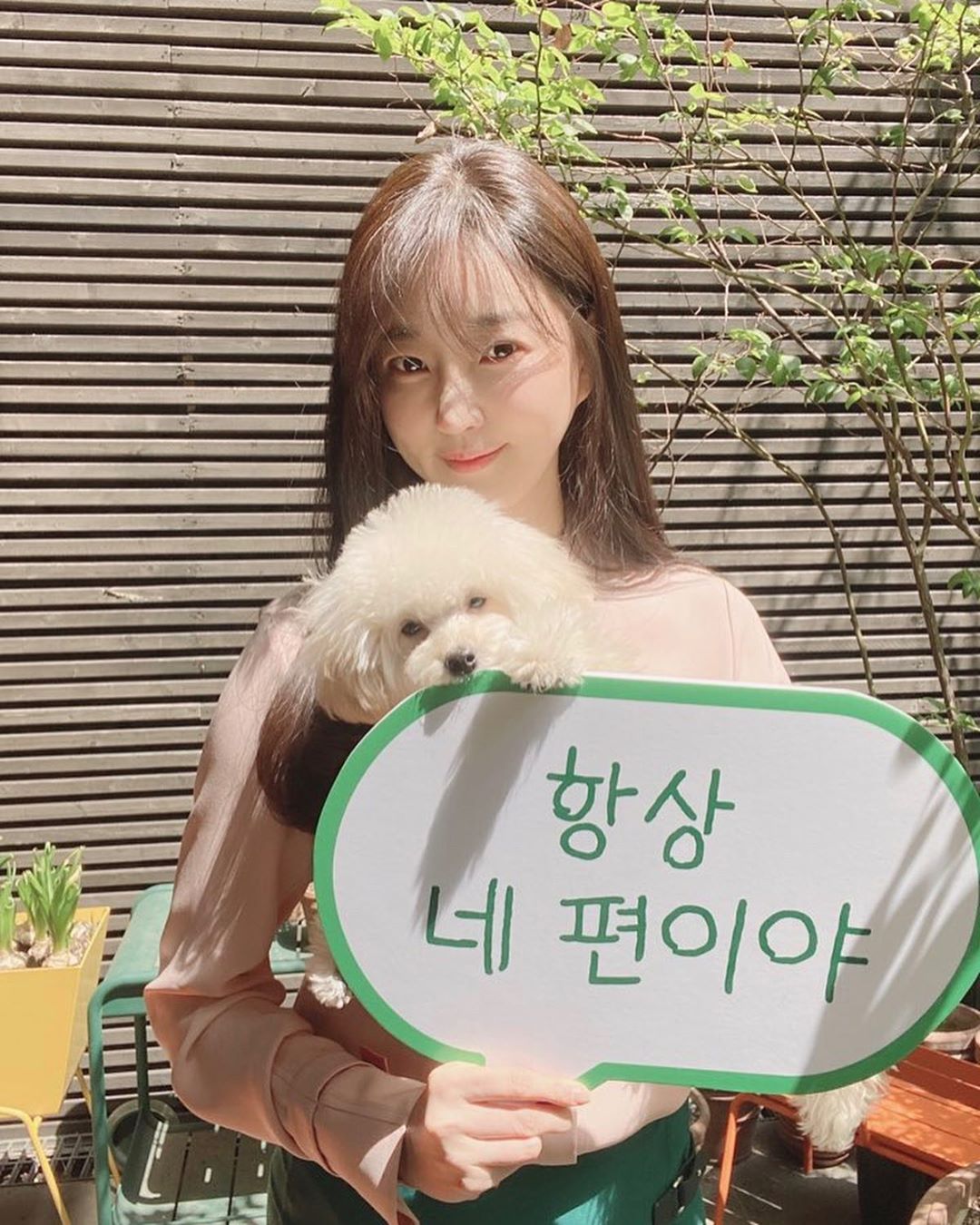 Actor Kim Sa-rang participated in a good campaign to celebrate Child Day.Kim Sa-rang said on his instagram on the 4th, The main character of May is who the child! A non-face-to-face good campaign with the Green Umbrella Child Foundation! Please join us!May, when Corona 19 took away, the day of the children! Did not you exchange pointed words that hurt each other as the day of the house became longer?The beautiful words that children want to hear, right now with me! Lets go!! # Green Umbrella Foundation # Green Umbrella Beautiful # Yoon Green Umbrella child. In the photo, Kim Sa-rang holds a sign with a dog and says, Im always on your side. Kim Sa-rangs elegant smile attracts attention.Kim Sa-rang is running a personal YouTube channel Kim Sa-rang KIM SA RANG.Photo: Kim Sa-rang Instagram