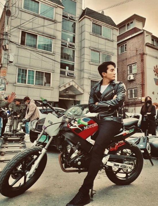 Actor Song Seung-heon reported on the current situation.Song Seung-heon posted a picture on his Instagram on the 4th.Song Seung-heon in the public photo is sitting on the motorcycle and looking somewhere.Song Seung-heon captivates the eye as she wears a leather jacket and exudes chic charmSong Seung-heon will appear on MBCs new monthly drama Would you like to eat dinner together?Photo: Song Seung-heon Instagram