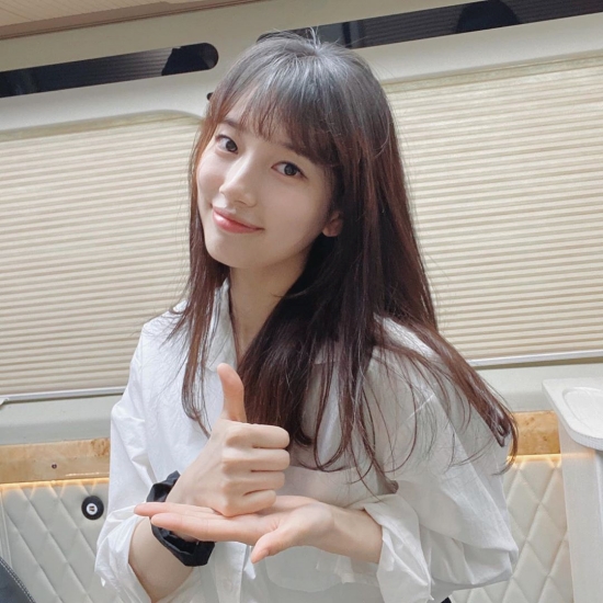 Bae Suzy took part in Thanks to the Challenge.On the 4th, Bae Suzy posted a message on his sns, Thank you for your sacrifice and hard work for the medical staff who are working hard to overcome the crisis at the forefront so that we can have a safe and healthy day.I was able to join in this meaningful #Thanks to the challenge with Lee Seung-kis point of view.I would like to express my respect and thank you to the medical staff who are trying their best day and night at this moment, and I hope that all the medical staff will be healthy.I hope that the heart of cheering with the # Thanks to the challenge campaign will be able to reach the medical staff and be a force. Fans attention has gathered in his message like this.