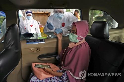 인도네시아 땅그랑의 '드라이브 스루' 코로나 검진 [AP=연합뉴스]