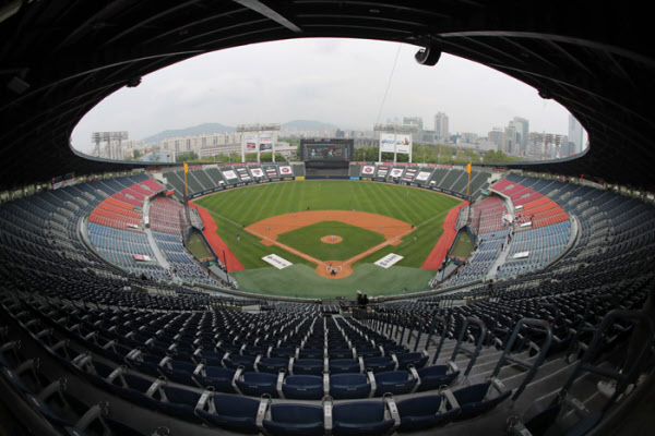 2020 프로야구 정규시즌 개막일인 5월 5일 서울 송파구 잠실야구장에서 두산과 LG가 무관중으로 개막경기를 실시하고 있다. /남강호 기자