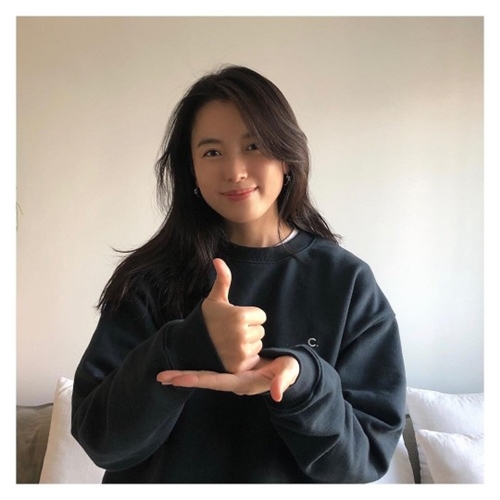 Actor Han Hyo-joo delivered a message of Thank You and support to the medical staff and the people who are working to prevent the spread of COVID-19.Han Hyo-joo took to Instagram on Saturday to say: Thank you! I admire you!I express my deep gratitude and respect to the efforts of the Korean and international medical staff who are working day and night in the crisis of COVID-19. I wish you the safety of the medical staff, he said. With the identification of Shin Hyun-bin Actor and Han Ji-min Actor, I can join this meaningful challenge Lindsey Vonn.Thank you, he said.Thanks to this, Challenge Vonn is a public participation campaign that supports medical staff who are sacrificed to overcome COVID-19.