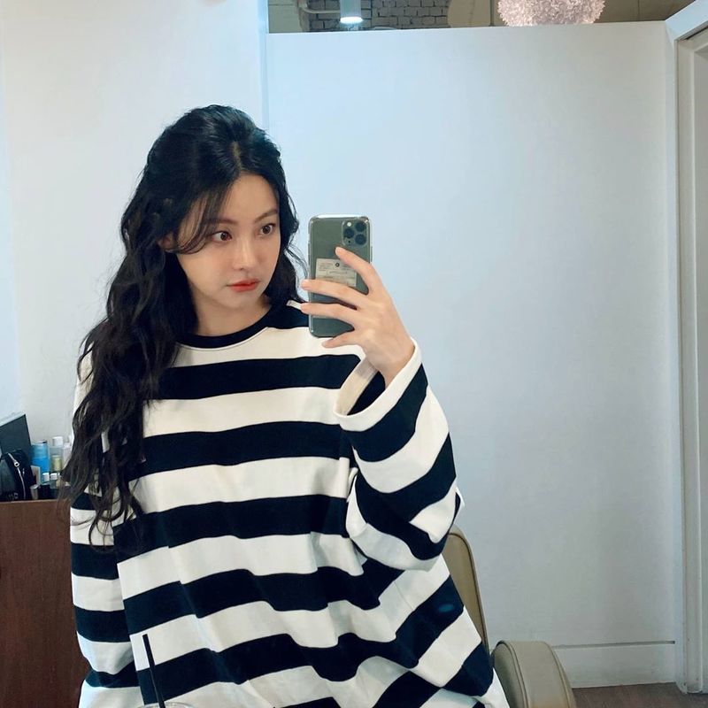 Actor Oh Yeon-seo showed off her Beautiful looks.On May 5, Oh Yeon-seo posted a picture on his personal instagram with an article called Chirit.In the photo, Oh Yeon-seo is taking a mirror self-portrait with a cute expression. The goddess Beautiful looks, which stands out as the day goes on, is admiring.park jung-min