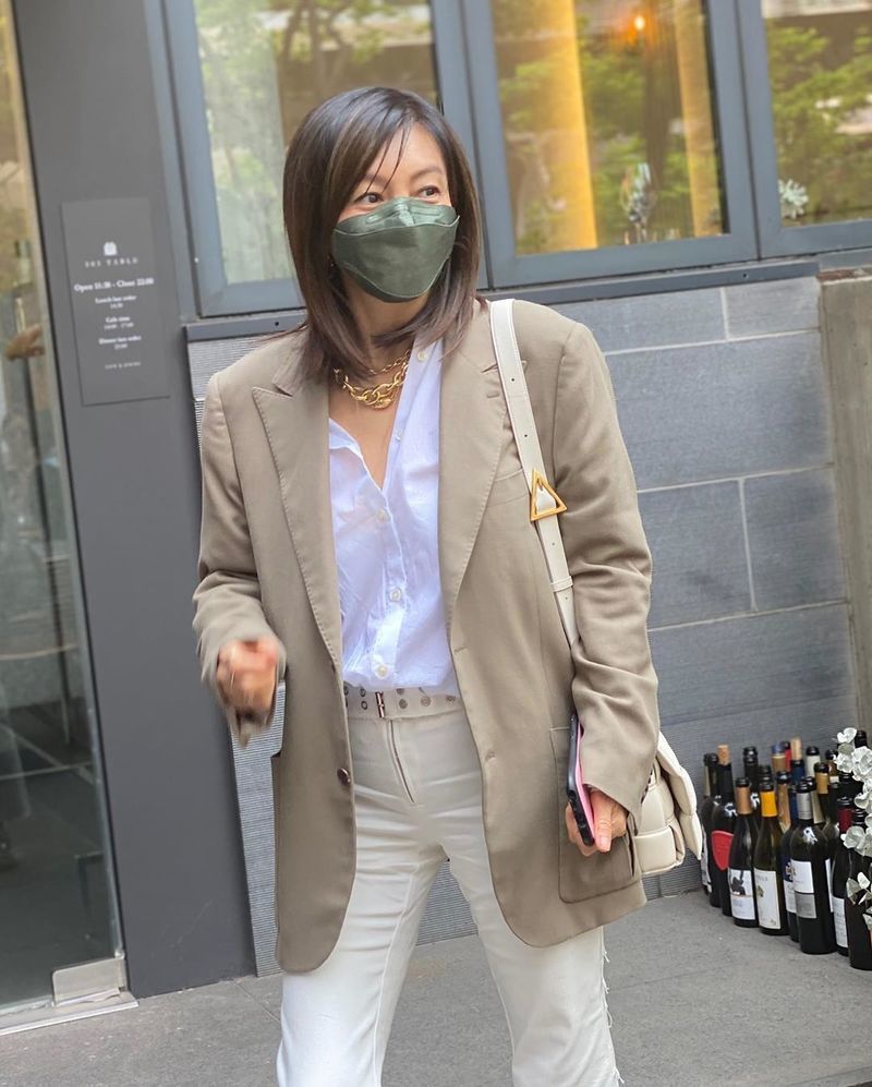 Hwang Shin-hye boasted of visuals while still aliveActor Hwang Shin-hye posted two photos on his Instagram on May 5.The photo shows Hwang Shin-hye walking in the street wearing a mask; Preservatives beauty, which seems to reverse the years, catches the eye.kim myeong-mi
