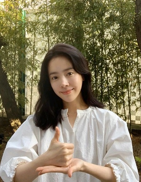 Actor Han Ji-min joins Lindsey Vonn thanks to On the 5th, Han Ji-min told his Instagram: With Corona 19, the world is having a difficult time before.I am deeply grateful for the dedication and hard work of the medical staff who can not put the tension at this moment and sweat day and night.I hope that all of us will join forces to overcome this period so that the efforts of the medical staff will not be in vain. Han Ji-min also pointed to Chu Ja-hyun, Ijia and Han Hyo-joo as the next runners.The photo, which was released together, shows Han Ji-min, who has a hand shape that means Lindsey Vonn participation in Brilliant with bright Smile.Lindsey Vonn is a relay campaign that started to cheer on the medical staff who are devoted to the front line of the Corona 19 incident.Han Ji-min is set to appear on Drama HERE (Gase)Photo = Han Ji-min Instagram