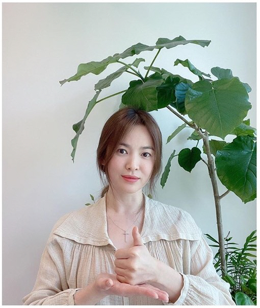Actor Song Hye-kyo joined the Lindsey Vonn thanks to Kim Hye-soos spot.Song Hye-kyo said on his Instagram account on the 6th, I got a point of being named by Kim Hye-soo.I will give you a heartfelt thank you to the Korean medical staff for the sacrifice beyond the hard work. Lindsey Vonn is a campaign to send a message of support to the social network service (SNS) by raising a sign language movement (with a right thumb) which means respect and pride for medical staff.You can also add three hashtags: # Thanks to Campaign, #Thanks to the Challenge, and # Medical Progress.In the open photo, Song Hye-kyo is holding a palm with her right thumb up, and thanks to her palm, she is posing for the Challenge Vonn signature. Especially, her beautiful beauty caught the attention of netizens.On the other hand, Song Hye-kyo is taking a rest with overseas activities after TVN drama Boyfriend and is reviewing his next work.