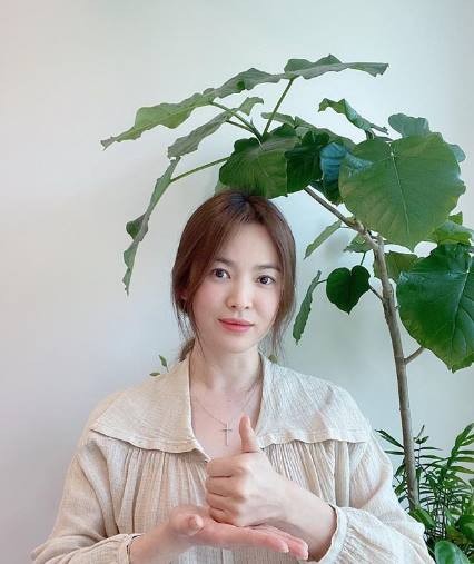 Actor Song Hye-kyo joins Lindsey Vonn thanks to Song Hye-kyo, along with a picture of his thumb on his Instagram on the 6th, said, I was taken part by Kim Hye-soo.I am deeply grateful to the Korean medical staff for their sacrifice beyond their hard work. Thanks to the medical staff, thanks to the challenge, he added, adding that Kim Young-joon, photographer and Lee Hye-joo, director of W Korea,Lindsey Vonn is a relay campaign that started to convey a message of support to medical staff dedicated to the front line of the Corona 19 crisis.