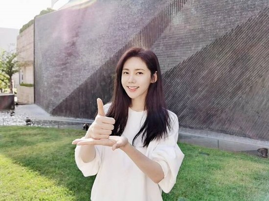 Choo Ja-hyun has been in the mood for a long time.Actor Choo Ja-hyun posted a picture on his SNS on the 6th, saying, I was assigned to a meaningful relay by Han Ji-min Actor.In the open photo, Choo Ja-hyun smiles on the green lawn and raises his thumb. Still, the innocent beautiful look attracts attention.Choo Ja-hyun said, The whole world is working together to overcome Corona 19.I am deeply grateful for the dedication and hard work of the medical staff who are not afraid of their sacrifices and who are making valuable efforts even though it is a difficult time.  I sincerely hope that everyone can overcome without being tired. In the meantime, Choo Ja-hyun pointed to Actor Kang Sung-yeon and Han Ye-ri as next runners.Meanwhile, Choo Ja-hyun recently confirmed his appearance on tvN (I dont know much), but its a family.Photo: Choo Ja-hyun SNS
