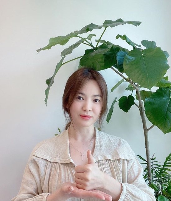 Song Hye-kyo said on his SNS on the 6th, I was invited to participate with the nomination of Kim Hye-soo.I will give you a heartfelt thank you to the Korean medical staff for the sacrifice beyond the hard work. In the open photo, Song Hye-kyo takes a symbolic sign language action of Lindsey Vonn. He gazed at the camera with a pale smile and showed a pure charm.Song Hye-kyo then named Kim Young-joon, photographer and Lee Hye-joo, director of W Korea, along with a hashtag called Campaign Thanks to the Medical team.Lindsey Vonn is a relay campaign that started to convey a message of support to medical staff dedicated to the front line of the Corona 19 crisis.On the other hand, Song Hye-kyo is taking a rest after TVN drama Boyfriend and is reviewing his next work.