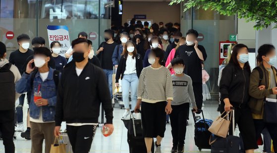 5일 서울 강서구 김포공항 국내선청사 도착 출구에 많은 여행객이 나오고 있다. 연합뉴스