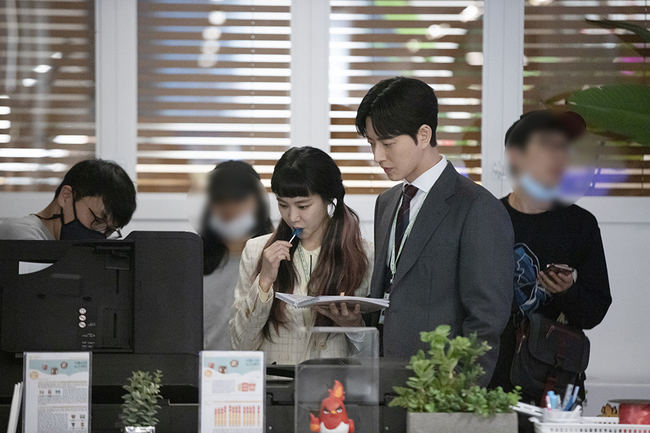 Slack The Internet Actors has heralded an extraordinary chemistryThe MBC tree mini series Slack The Internet (played by Shin So-ra/directed male actor), which left its first broadcast on 14th, released a scene behind-the-scenes cut showing the warm appearance of Actors on May 6 and announced that the airing date was approaching.Slack The Internet is a work that contains the worst and most exciting revenge that takes place as the subordinate of the worst Slack manager who made the company that managed to enter the company.It is a drama that expects empathy through the story of a real work because people called Slack are showing the harmony between generations and generations with the message that we will eventually become.Park Hae-jin met with a vicious Slack boss and spent his days in The Internet, and then played the role of a hot-aired man who was promoted to the manager of Simple, developing hot chicken noodles that cause a nuclear storm in ramen.He is a top star manager of a perfect ramen company that can not even look, character and skill in appearance. He will play revenge rather than revenge by meeting Kim Eung-soo, a former boss and former boss who has put himself in a pit of hardship with Senior The Internet.This work, which stands for the full-scale Change Comic Office Water, is raising expectations among authentic romance and genres.The appearance of Actor Park Hae-jin and the meeting of Kim Eung-soo Actor, who was in his prime, played a big role in the expectation of Drama, and the industrys repercussions grew in the script that was already highly evaluated by word of mouth.The scene behind-the-scenes cut, which is open to the public, shows the actors who are laughing and shooting, and the audiences index of what kind of breathing will be shown in the actual drama is also rising.Slack The Internet, which has already been scripted up to 18 copies, is currently in the midst of shooting 16 ~ 18 copies.Slack The Internet, which is produced in 24 episodes based on broadcasting company, shows Actors strongest chemistry and has already emerged as a blue chip of the advertising industry before broadcasting.bak-beauty