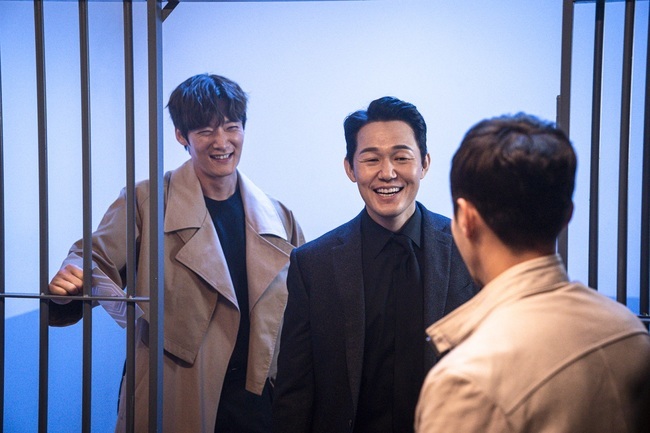 The Lugal Hero and the Villans are presenting Legend Chemistry.OCN TOIL Original Rugal (directed by Kang Cheol-woo/Playback Dohyeon) released the images of Choi Jin-hyuk, Park Sung-woong, Jo Dong-hyuk, Jeong He-In, Han Ji-wan and Park Sun-ho, which shine the shooting scene with perfect synergy on May 6.Any combination captures the attention of the hero and Billens warm charm, which emits express chemistry.In the last broadcast, the members of Rugal revealed their existence to the world and began to wipe out Argos.As public support for Rugal continued, Hwang Deuk-gu (Park Sung-woong) found a grave to overturn the board and even brought in River example (Choi Jin-hyuk) until he was trapped in a detention center himself.River example, who visited the police station to face Hwang Deuk-gu, hears a shocking story that his wife Kim Yeo-jin (Isserel Boone) is alive.River example, who saw a video of his wife Kim Yeo-jin, was engulfed in anger and confusion.As the unexpected Reversal story unfolded, the development of Lugal was in a new phase.Meanwhile, the scene of the shooting of the laughing flower pins of the Lugal actors was revealed.Choi Jin-hyuk and Park Sung-woong, who have been fiercely bumped into the play and coordinated tension, show off team chemistry in reality.In the immediate situation, the detention of the Reversal story focuses attention on the reverse story atmosphere even in the behind-the-scenes.Choi Jin-hyuk, Park Sung-woong, Jo Dong-hyuks laughter was released.As it is a pleasant shooting, the special breathing of the actors is buried in the scenes.In the studio god where River example and Hwang Deuk-gu were engaged, the atmosphere of the filming scene between seriousness and pleasantness was captured.Choi Jin-hyuk, who was dressed in a police uniform and gave a warm charm, and Park Sung-woongs behind-the-scenes cut, which showed off its overwhelming force with a rifle, reminds me of another tight two mens head-to-head win.Han Ji-wan, who is attracting attention by showing charisma that is not pushed against Park Sung-woong, also breathes energy with a bright smile.Jeong He-In and Park Sun-ho, who are active as Lugal teams and show off their tit-for-tat chemistry, also steal their eyes.The powerful action synergy of those who have become a real team is giving pleasure to new attractions every time.bak-beauty