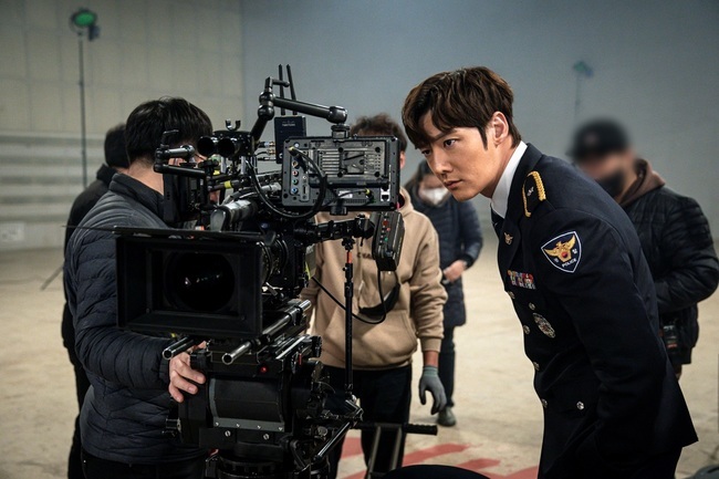The Lugal Hero and the Villans are presenting Legend Chemistry.OCN TOIL Original Rugal (directed by Kang Cheol-woo/Playback Dohyeon) released the images of Choi Jin-hyuk, Park Sung-woong, Jo Dong-hyuk, Jeong He-In, Han Ji-wan and Park Sun-ho, which shine the shooting scene with perfect synergy on May 6.Any combination captures the attention of the hero and Billens warm charm, which emits express chemistry.In the last broadcast, the members of Rugal revealed their existence to the world and began to wipe out Argos.As public support for Rugal continued, Hwang Deuk-gu (Park Sung-woong) found a grave to overturn the board and even brought in River example (Choi Jin-hyuk) until he was trapped in a detention center himself.River example, who visited the police station to face Hwang Deuk-gu, hears a shocking story that his wife Kim Yeo-jin (Isserel Boone) is alive.River example, who saw a video of his wife Kim Yeo-jin, was engulfed in anger and confusion.As the unexpected Reversal story unfolded, the development of Lugal was in a new phase.Meanwhile, the scene of the shooting of the laughing flower pins of the Lugal actors was revealed.Choi Jin-hyuk and Park Sung-woong, who have been fiercely bumped into the play and coordinated tension, show off team chemistry in reality.In the immediate situation, the detention of the Reversal story focuses attention on the reverse story atmosphere even in the behind-the-scenes.Choi Jin-hyuk, Park Sung-woong, Jo Dong-hyuks laughter was released.As it is a pleasant shooting, the special breathing of the actors is buried in the scenes.In the studio god where River example and Hwang Deuk-gu were engaged, the atmosphere of the filming scene between seriousness and pleasantness was captured.Choi Jin-hyuk, who was dressed in a police uniform and gave a warm charm, and Park Sung-woongs behind-the-scenes cut, which showed off its overwhelming force with a rifle, reminds me of another tight two mens head-to-head win.Han Ji-wan, who is attracting attention by showing charisma that is not pushed against Park Sung-woong, also breathes energy with a bright smile.Jeong He-In and Park Sun-ho, who are active as Lugal teams and show off their tit-for-tat chemistry, also steal their eyes.The powerful action synergy of those who have become a real team is giving pleasure to new attractions every time.bak-beauty