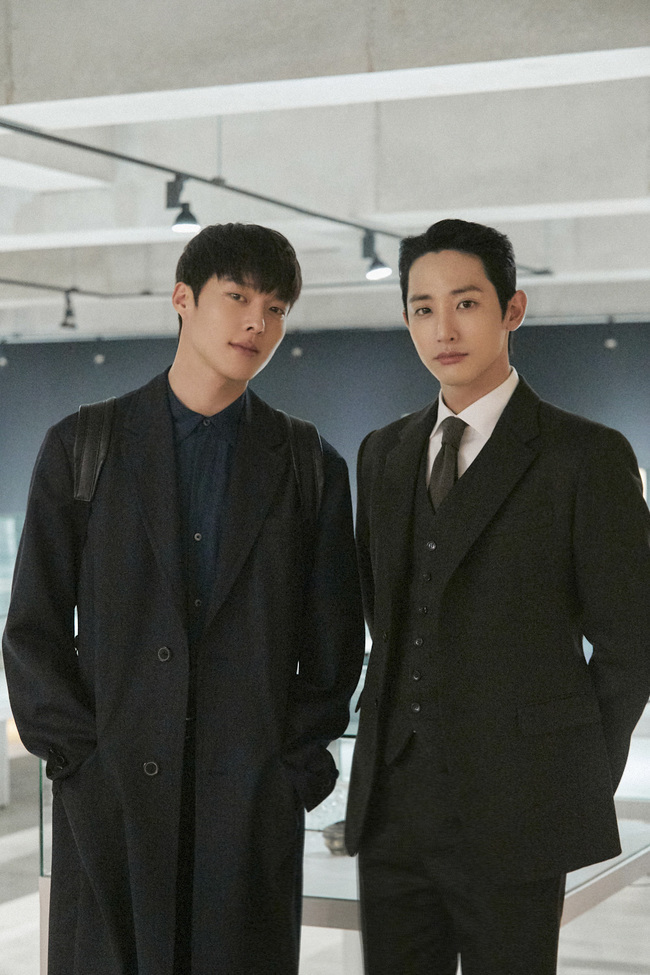 Actor Jang Ki-yong and Lee Soo-hyuks Bone Again shooting scene behind-the-scenes cut has been released.Jang Ki-yong and Lee Soo-hyuk are playing two roles in KBS 2TVs drama Bon Again (playplayed by Jung Su-mi/directed by Jin Hyung-wook Lee Hyun-seok) in the 80s, Gong Ji-cheol and Cha Hyung-bin in the 80s, and Chun Jong-beom and Kim Soo-hyuk in the present.Jang Ki-yong and Lee Soo-hyuk in the play are involved in a nervous battle with each other, but the two people in the public photos show a warm Bromance chemistry and cause a smile.Their brilliant visuals and extraordinary auras, which are completed with a black coat and suit, also focus attention.The two of them prepare for the filming while matching the script together, and they show a lot of conversation and show teamwork during the break.bak-beauty