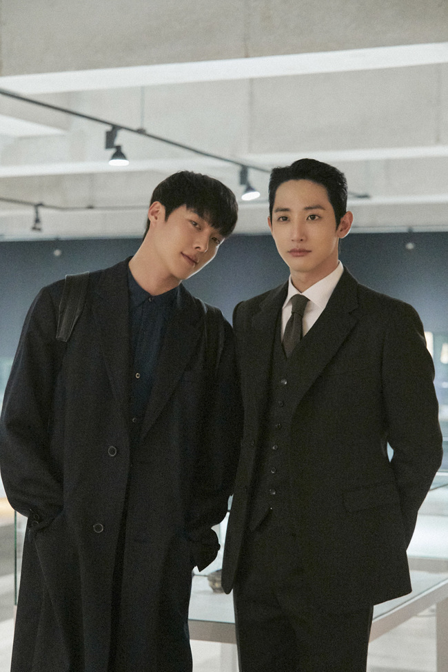 Actor Jang Ki-yong and Lee Soo-hyuks Bone Again shooting scene behind-the-scenes cut has been released.Jang Ki-yong and Lee Soo-hyuk are playing two roles in KBS 2TVs drama Bon Again (playplayed by Jung Su-mi/directed by Jin Hyung-wook Lee Hyun-seok) in the 80s, Gong Ji-cheol and Cha Hyung-bin in the 80s, and Chun Jong-beom and Kim Soo-hyuk in the present.Jang Ki-yong and Lee Soo-hyuk in the play are involved in a nervous battle with each other, but the two people in the public photos show a warm Bromance chemistry and cause a smile.Their brilliant visuals and extraordinary auras, which are completed with a black coat and suit, also focus attention.The two of them prepare for the filming while matching the script together, and they show a lot of conversation and show teamwork during the break.bak-beauty