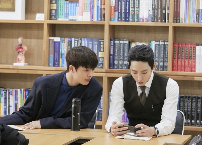 Actor Jang Ki-yong and Lee Soo-hyuks Bone Again shooting scene behind-the-scenes cut has been released.Jang Ki-yong and Lee Soo-hyuk are playing two roles in KBS 2TVs drama Bon Again (playplayed by Jung Su-mi/directed by Jin Hyung-wook Lee Hyun-seok) in the 80s, Gong Ji-cheol and Cha Hyung-bin in the 80s, and Chun Jong-beom and Kim Soo-hyuk in the present.Jang Ki-yong and Lee Soo-hyuk in the play are involved in a nervous battle with each other, but the two people in the public photos show a warm Bromance chemistry and cause a smile.Their brilliant visuals and extraordinary auras, which are completed with a black coat and suit, also focus attention.The two of them prepare for the filming while matching the script together, and they show a lot of conversation and show teamwork during the break.bak-beauty