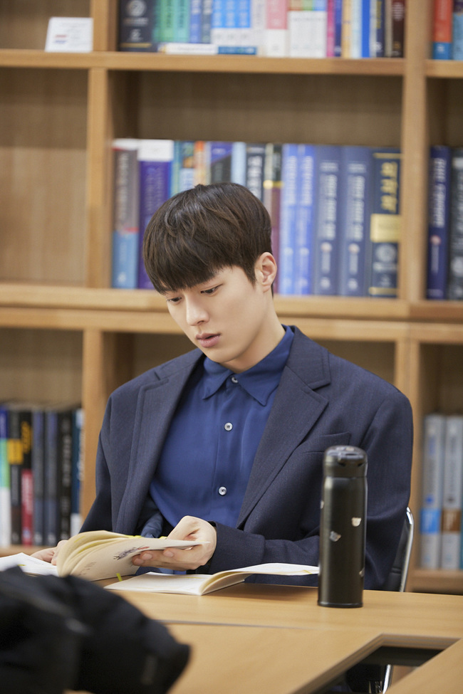 Actor Jang Ki-yong and Lee Soo-hyuks Bone Again shooting scene behind-the-scenes cut has been released.Jang Ki-yong and Lee Soo-hyuk are playing two roles in KBS 2TVs drama Bon Again (playplayed by Jung Su-mi/directed by Jin Hyung-wook Lee Hyun-seok) in the 80s, Gong Ji-cheol and Cha Hyung-bin in the 80s, and Chun Jong-beom and Kim Soo-hyuk in the present.Jang Ki-yong and Lee Soo-hyuk in the play are involved in a nervous battle with each other, but the two people in the public photos show a warm Bromance chemistry and cause a smile.Their brilliant visuals and extraordinary auras, which are completed with a black coat and suit, also focus attention.The two of them prepare for the filming while matching the script together, and they show a lot of conversation and show teamwork during the break.bak-beauty