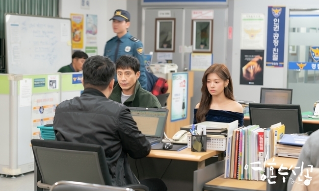 Shin Ha-kyun and Jung So-min, the soul-spinners, were recalled side by side in the unexpected place of Police.Shin Ha-kyun is full of question marks on his face, and Jung So-min is under police investigation in a world-class dress, which causes curiosity about what happened to the two.KBS 2TVs new tree Drama The Soul Sui Gong (playplayed by Lee Hyang-hee / directed by Yoo Hyun-ki), which will be broadcast on May 6, unveiled SteelSeries, which shows Lee Si-jun (played by Shin Ha-kyun) and Han Space (played by Jung So-min) being investigated by Police side by side, stimulating the desire to use the first defense.The soul-su-sun-gong is a mental prescription that tells the story of psychiatrists who believe that they are not treating people who are sick.Acting actors such as Shin Ha-kyun, Jung So-min, Tae In-ho and Park Ye-jin will be presenting a heartwarming story with works by Lee Hyang, Brain, My Daughter Seo Young-yi and Yoo Hyun-ki, PD.In the first episode of the Soul Sufferer, which finally takes off its veil on May 6, the story of a strange psychiatrist who walked the streets during the day and a musical morning star Space invited to the awards ceremony as a new person after 10 years of obscurity will be unveiled.The story of two people who are caught up in the unexpected incident through the previously released video and SteelSeries has been predicted, and expectations have increased.In the meantime, the photo shows the collimation and space sitting side by side in Police and being investigated.In any serious situation, there is a lot of question marks on the face of the collegator who does not miss humor and spreads the positive energy around.Space, a dress full-suited, was enthralled by his side, filled with embarrassment.Interest in what happened to Space, which is showing off the visuals that sent the pretty and mental to Space at the same time, is amplified.Above all, the background of the two people being summoned to Police side by side causes curiosity.I wonder why the psychiatrist, the collimator, and the musical morning star Space are under police investigation as Mental collapse visual.bak-beauty