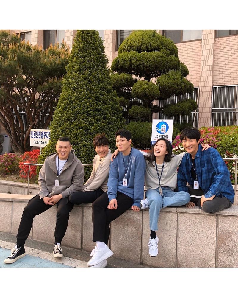 Kim Go-eun reveals scene of friendly Drama shootingActor Kim Go-eun posted an article and a photo on his instagram on May 6, We are a strong team.The photo was taken at the SBS Golden Globe Drama The King: The Lord of Eternity, which includes Kim Go-eun, Kim Kyung-nam, Park Won-sang, Kang Hong-seok and Heo Dong-won.The bright smile of Actors gives a glimpse of the cheerful scene atmosphere.minjee Lee