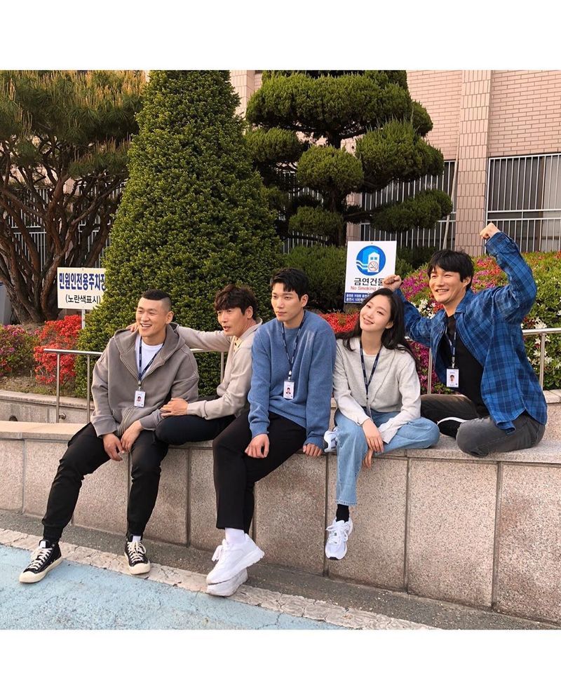 Kim Go-eun reveals scene of friendly Drama shootingActor Kim Go-eun posted an article and a photo on his instagram on May 6, We are a strong team.The photo was taken at the SBS Golden Globe Drama The King: The Lord of Eternity, which includes Kim Go-eun, Kim Kyung-nam, Park Won-sang, Kang Hong-seok and Heo Dong-won.The bright smile of Actors gives a glimpse of the cheerful scene atmosphere.minjee Lee