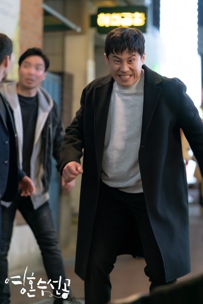 Shin Ha-kyun, a soul-spinner, was caught in a Street chase with a snatcher in the middle of the night.With his anger explosion, Cider Action, which took off his doctors gown and became a Street Hero, is foreseen, raising expectations about what story will be hidden.KBS 2TVs new tree Drama, The Young Hon Soo Seon Gong (played by Lee Hyang-hee / directed by Yoo Hyun-ki), which will be broadcasted on May 6, unveiled a still featuring a Street chase by Lee Si-jun (Shin Ha-kyun), who is chasing a snatcher.Shin Ha-kyun, who returned to the psychiatrist wearing a doctors gown after nine years, is finally about to broadcast his first episode today.With the expectation of viewers at its peak, the movies co-ordinate is not a psychiatrist or a Dailymotion DJ, but a Street Hero, which is revealed to rob the public.The collimation in the photo is rushing at full speed toward a snatcher who threatens citizens on the Street.The collimation, where anger exploded in front of the fire, will show the cider Action of One Shot One Kill in a dangerous confrontation with an armed snatcher.While raising questions about why he was walking the Streets at night, not the psychiatrist, who owns a soft and sweet smile, he is interested in what his real appearance is, including psychiatrists, Dailymotion DJs, and Street Heroes, is full of anti-war charm.The coma-studded shipmaker will show off the Cider Action that will make everyone curious about the unknown move, he said. I hope you will look forward to seeing a geeky psychiatrist who spends a day in the hospital, in the Dailymotion studio, and on the Street.hwang hye-jin