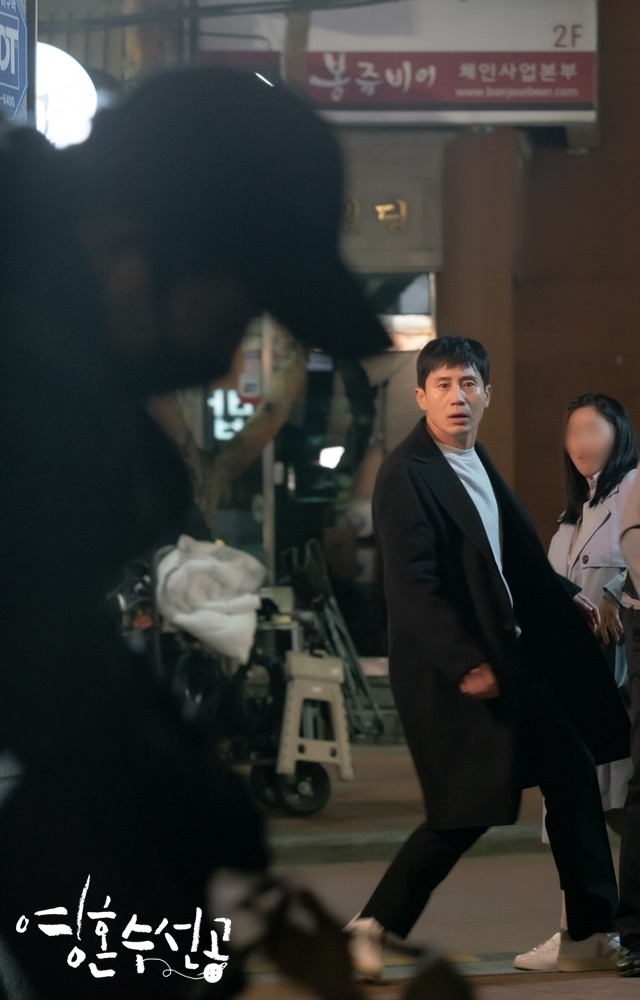 Shin Ha-kyun, a soul-spinner, was caught in a Street chase with a snatcher in the middle of the night.With his anger explosion, Cider Action, which took off his doctors gown and became a Street Hero, is foreseen, raising expectations about what story will be hidden.KBS 2TVs new tree Drama, The Young Hon Soo Seon Gong (played by Lee Hyang-hee / directed by Yoo Hyun-ki), which will be broadcasted on May 6, unveiled a still featuring a Street chase by Lee Si-jun (Shin Ha-kyun), who is chasing a snatcher.Shin Ha-kyun, who returned to the psychiatrist wearing a doctors gown after nine years, is finally about to broadcast his first episode today.With the expectation of viewers at its peak, the movies co-ordinate is not a psychiatrist or a Dailymotion DJ, but a Street Hero, which is revealed to rob the public.The collimation in the photo is rushing at full speed toward a snatcher who threatens citizens on the Street.The collimation, where anger exploded in front of the fire, will show the cider Action of One Shot One Kill in a dangerous confrontation with an armed snatcher.While raising questions about why he was walking the Streets at night, not the psychiatrist, who owns a soft and sweet smile, he is interested in what his real appearance is, including psychiatrists, Dailymotion DJs, and Street Heroes, is full of anti-war charm.The coma-studded shipmaker will show off the Cider Action that will make everyone curious about the unknown move, he said. I hope you will look forward to seeing a geeky psychiatrist who spends a day in the hospital, in the Dailymotion studio, and on the Street.hwang hye-jin