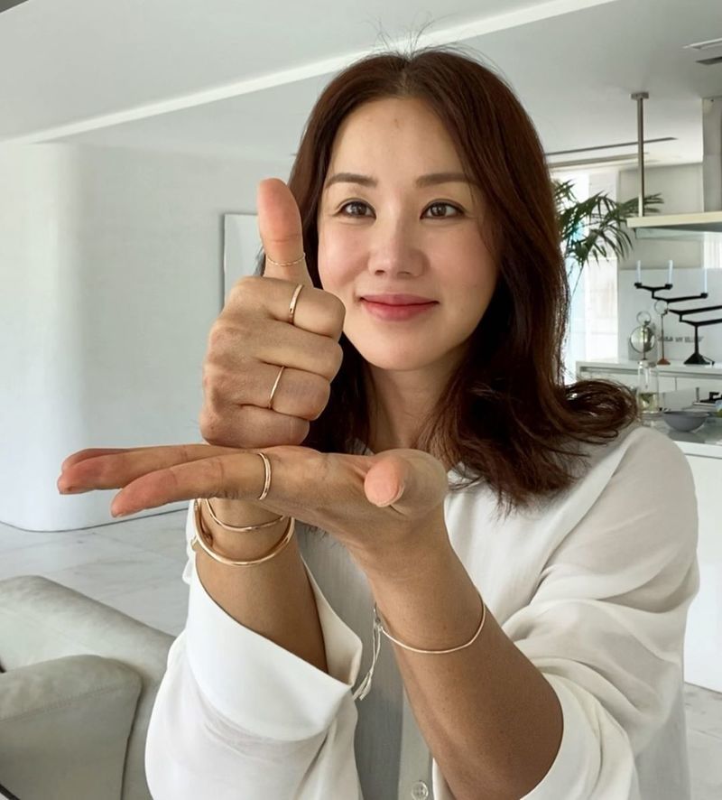 Singer and actor Uhm Jung-hwa joined the Challenge Vonn thanks to the groups 2AM-born Jo Kwon.Uhm Jung-hwa wrote on his instagram on May 6, Thank you all the medical staff who are so committed to our safety even at the risk of COVID-19.We wish you all the best. Thank you. Please be safe! Thank you to Jo Kwon for pointing us together. Thank you all.We are more careful. Uhm Jung-hwa pointed out Actor Lee Sang-yoon, Yoon Byung-hee and model Lee So-ra as latecomers.The picture shows Uhm Jung-hwa, who took a sign language movement with the meaning of respect. Uhm Jung-hwa smiles.Uhm Jung-hwas still outstanding beauty catches the eye.Fans who responded to the photos responded such as Thank you for your good influence, Beautiful and My role model Sister.delay stock