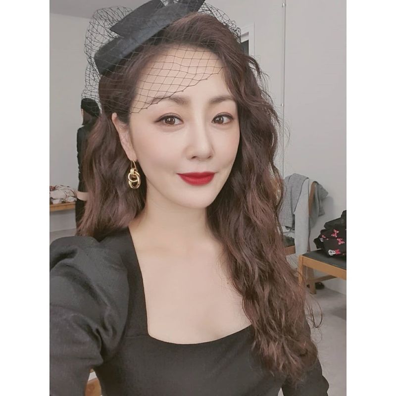 Oh Na-ra has revealed the latest.Actor Oh Na-ra posted three photos on his instagram on May 6 with the caption: Do Poster shoots, mourning concept, meet in July.In the open photo, Oh Na-ra is showing off her chic beautiful looks with all-black suits. Oh Na-ras doll-like features and perfect visuals catch her eye.The netizens who watched the photos responded It is so beautiful and It is like a princess.On the other hand, Oh Na-ra will appear in MBC drama Do which is broadcasted in July.Park Eun-hae