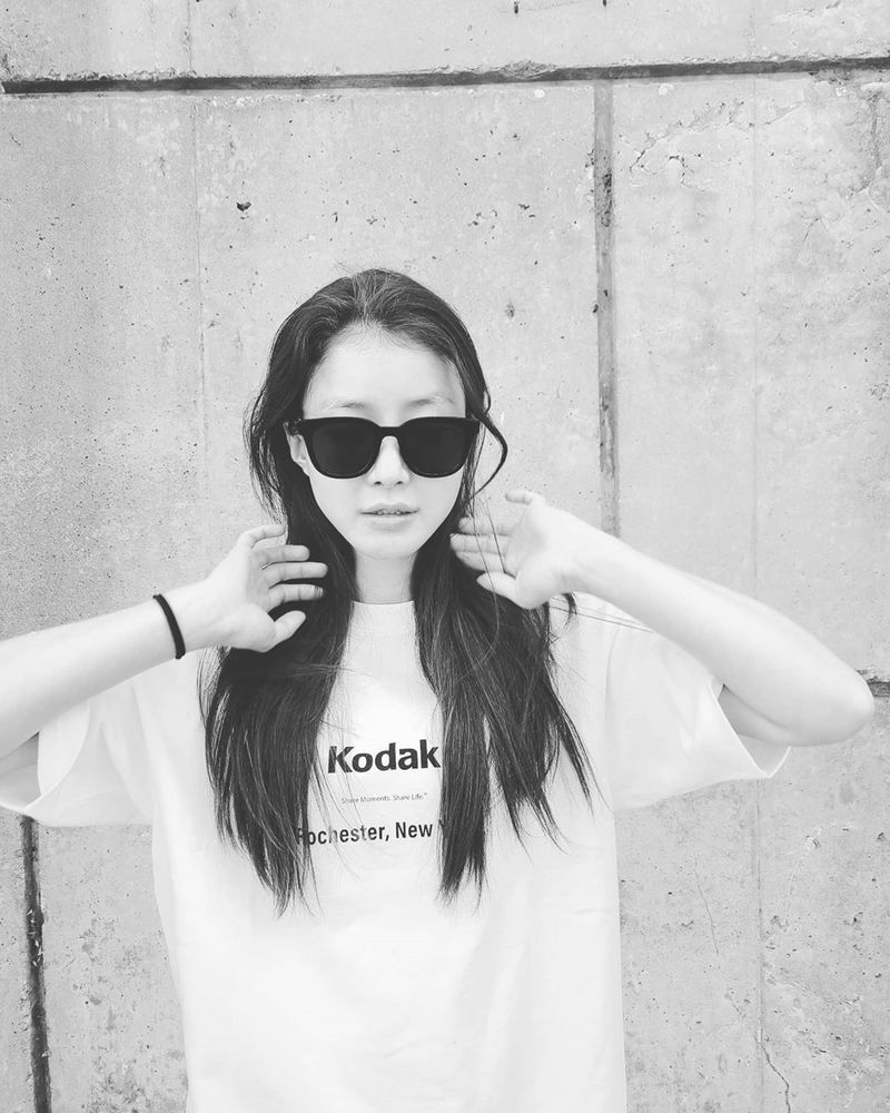 Actor Lee Si-young shares current statusLee Si-young posted several photos on his personal Instagram on May 6.Lee Si-young in the photo poses in various poses with sunglasses, and even in a white tee, her warm beauty stands out.park jung-min