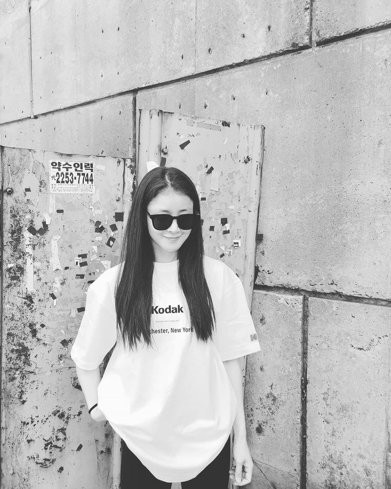 Actor Lee Si-young shares current statusLee Si-young posted several photos on his personal Instagram on May 6.Lee Si-young in the photo poses in various poses with sunglasses, and even in a white tee, her warm beauty stands out.park jung-min