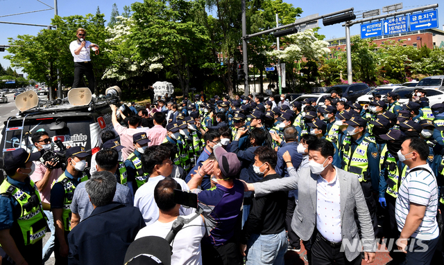 [광주=뉴시스] 신대희 기자 = 자유연대·공익지킴이센터·GZSS와 유튜버들이 6일 광주 서구 치평동 5·18기념공원 앞 사거리에서 5·18단체 회원의 항의를 받고 있다. 보수 성향 단체는 현행법상 불가능한 '5·18 유공자 명단을 공개하라'는 주장을 반복해 공분을 샀다. 2020.05.06. sdhdream@newsis.com