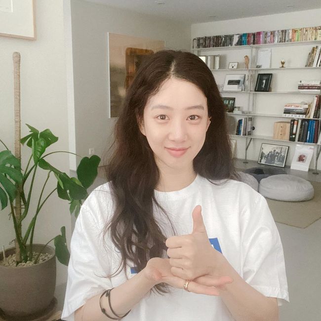 Actor Ryeo-won joined the Lindsey Vonn thanks to its belief.On the afternoon of the 6th, Ryeowon posted a thumbs-up on his personal SNS and posted a Lindsey Vonn authentication shot thanks to his thumbs up.On this day, Ryeowon said, I express my deepest gratitude and respect for the efforts of the medical staff who fight against Corona 19 and try to overcome the crisis at the forefront.I hope that all of us will join forces so that this effort will not be in vain. In addition, Ryeowon pointed out Son Dam-bi, Kim Soy, and Ko Hye-jin PD with the heart of continuing to support, saying, Thank you for being able to participate in a meaningful campaign with the point of Gong Hyo-jin Actor.In particular, Ryeowon added #Thanks to the Challenge # I support the medical staff # Thanks to the medical staff and added a hashtag to create a warm atmosphere with fans.On the other hand, Ryeowon appeared in JTBC Inspection Civil War in February.ryeowon SNS