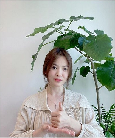 Song Hye-kyo joins Lindsey Vonn Sacrifice beyond Sui Gu, Thank You to medical staffActor Song Hye-kyo joined the Lindsey Vonn team.Song Hye-kyo took part in his Instagram on the 6th, saying, I got the spot of Kim Hye-soo. He posted a photo of the sign language movement (with a right thumb) to the medical staff, which means respect and pride.I sincerely thank you for bowing to the sacrifice beyond Sui Gu to the Korean medical staff, he added.Meanwhile, Song Hye-kyo is reviewing his next film after the drama Boyfriend.