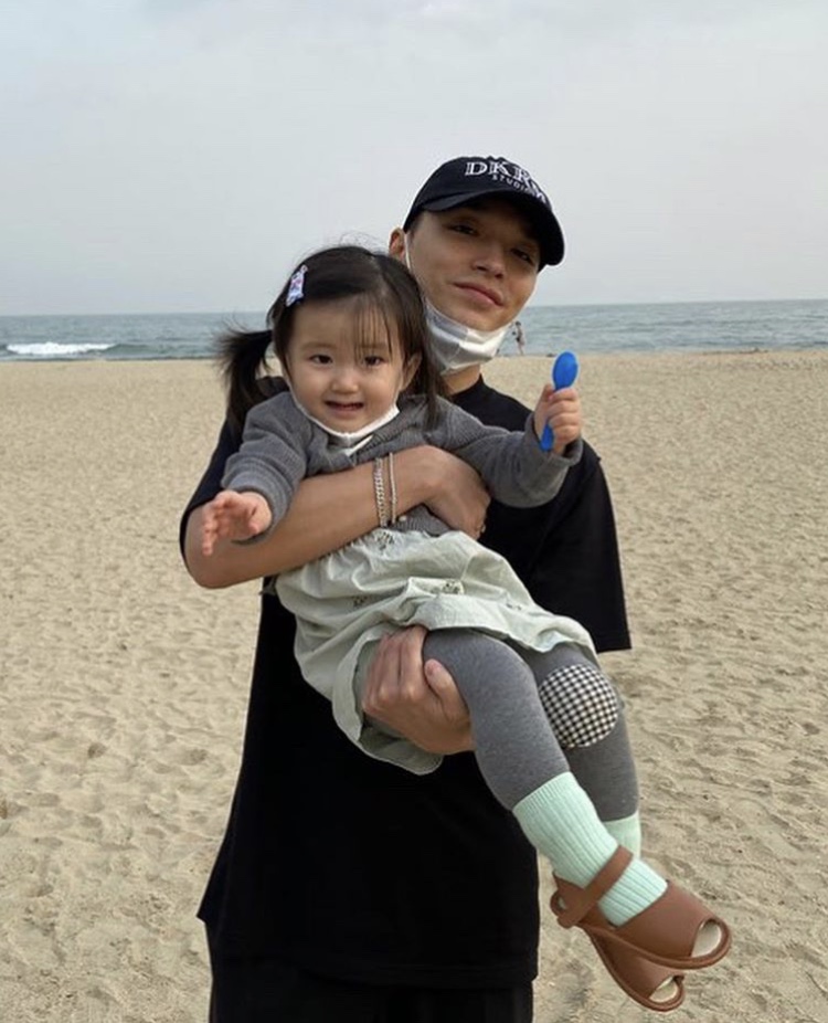 Rapper Simon Dominic has shown recent trends by showing off his joka fool side.Simon Dominic posted a picture on his Instagram on the 5th with an article entitled Oh, I just love you, not just Pucci, I love you.The photo shows Simon Dominic, who is holding his nephew, Chae-on, in his arms, spending time together.In particular, Simon Dominic caught the eye of the honey dripping from his eyes looking at the sheep.The netizens who watched this expressed their envy by admiring Simon Dominics love for his nephew.Simon Dominic recently appeared on MBC What do you do when you play and released the house and collected topics.=