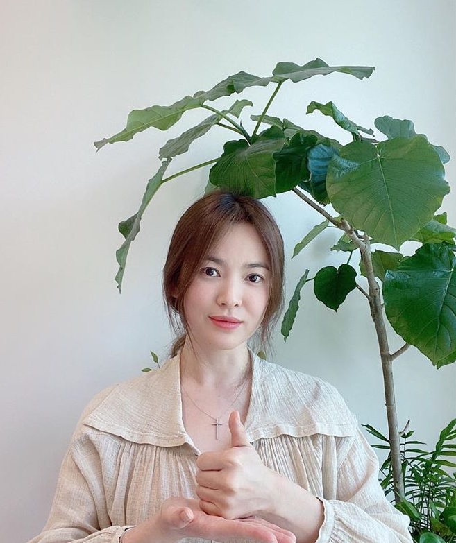 Actor Song Hye-kyo joined the Lindsey Vonn and showed gratitude to the medical staff who struggled with Corona 19.Song Hye-kyo added to his instagram on the 6th, I was given the nomination of Kim Hye-soo, adding, I sincerely thank you for bowing to the sacrifice beyond the hard work to the Korean medical staff.Song Hye-kyo in the photo is wearing a light beige blouse and Song Hye-kyo boasts an elegant atmosphere and cleanness even in a modest appearance.He said, Please join us with the photographer Kim Young-joon and the editor of W magazine Lee Hye-joo. He said, Thank you by pointing out the next runner of Challenge Vonn.In this post, his best friend, model Shin Hyun-ji, left a heart and a thumb chuck emoticon.Lindsey Vonn is a national participation campaign that puts a picture of sign language movement, which means respect and pride, on its SNS account and puts on three hashtags, Thanks to the Campaign, Lindsey Vonn, Thanks to the medical staff, to convey Thank You to medical staff who are struggling to overcome Corona 19.Song Hye-kyo is currently reviewing his next film.=