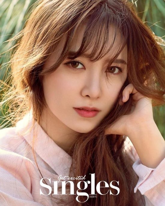 Actor Ku Hye-sun shows off her beautiful beautiful lookOn the 6th, Ku Hye-sun posted a picture of the April issue of fashion magazine Singles in 2017 through his Instagram.In the open photo, Ku Hye-sun stares at the camera with his brown straight hair hanging down, his unique visuals, luxurious atmosphere and gentle eyes catching his attention.Meanwhile, Ku Hye-sun recently completed the Ku Hye-sun Invitation: Again - Voyage exhibition.Photo: Ku Hye-sun Instagram