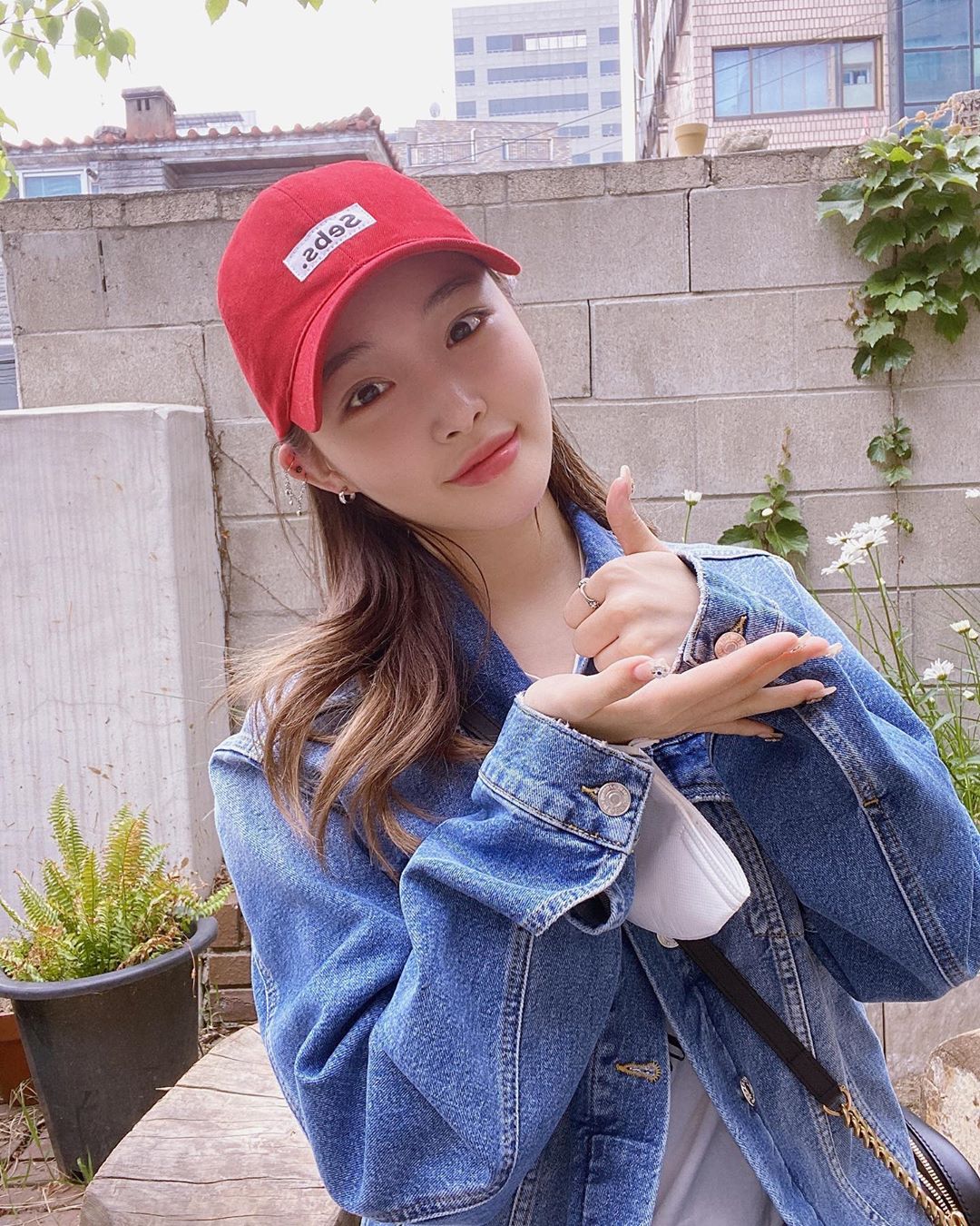 Singer Chungha joined the Lindsey Vonn thanks to its indseyChungha told the official Instagram on the 5th, Hello, its Singer Chungha! Ive been involved in meaningful things with the signature of Singer Polkim.At this moment, I am sending a safe daily life thanks to the medical staff who are working hard at the forefront. I am grateful and respectful for the sacrifice and hard work of the medical staff who are doing their best day and night against Corona 19.Zion.T senior, DIA Hee Hyun, Bandits Yiyeon please keep warm heart.Thanks to the # medical staff # Thanks to the challenge # Campaign and pointed to Zion.T, DIA Hee Hyun, Bandits Yiyeon as the next runner.In the photo, Chungha smiles while posing with a thumb, and Chunghas daily fashion, which gave points with a blue jacket and a red color hat, attracts attention.Lindsey Vonn is a campaign to support medical staff who are present in the medical field to overcome the new corona virus infection (Corona 19).On April 27, Chungha released the Regular album Stay Tonight.Photo: Chungha Official Instagram