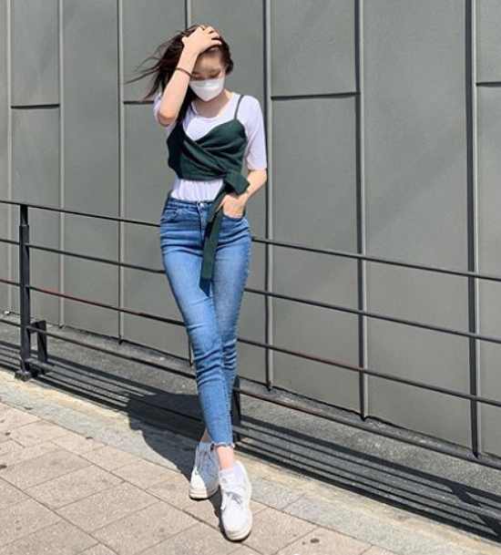 Group IZ*ONE Chae Yeon has emanated a lovely charm.On the 6th, Chae Yeon posted several daily photos on the IZ*ONE official Instagram with the article Daily_Chae.The photo showed Chae Yeon in a white T-shirt on Blue jeans, who showed off her unique beautiful looks despite the strong winds.Especially the elongated Chae Yeons limbs stood out. Chae Yeon caught the eye by spewing a model force even though he was still.Fans who responded to the photos responded such as I am getting more beautiful, I feel more fat, I am renewing beautiful look every day.On the other hand, IZ*ONE, which Chae Yeon belongs to, is communicating with fans through official SNS.
