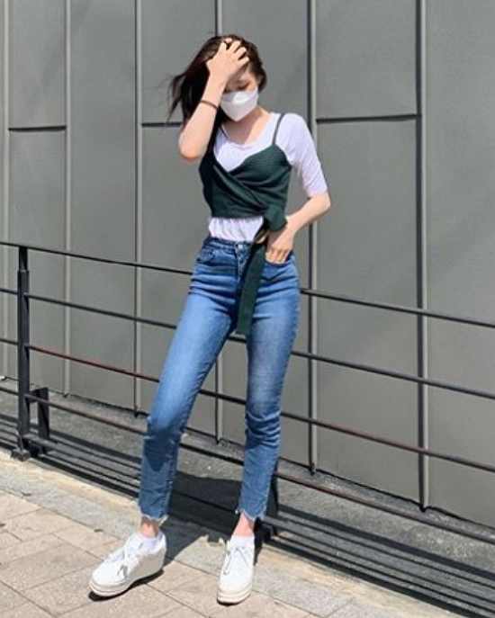 Group IZ*ONE Chae Yeon has emanated a lovely charm.On the 6th, Chae Yeon posted several daily photos on the IZ*ONE official Instagram with the article Daily_Chae.The photo showed Chae Yeon in a white T-shirt on Blue jeans, who showed off her unique beautiful looks despite the strong winds.Especially the elongated Chae Yeons limbs stood out. Chae Yeon caught the eye by spewing a model force even though he was still.Fans who responded to the photos responded such as I am getting more beautiful, I feel more fat, I am renewing beautiful look every day.On the other hand, IZ*ONE, which Chae Yeon belongs to, is communicating with fans through official SNS.