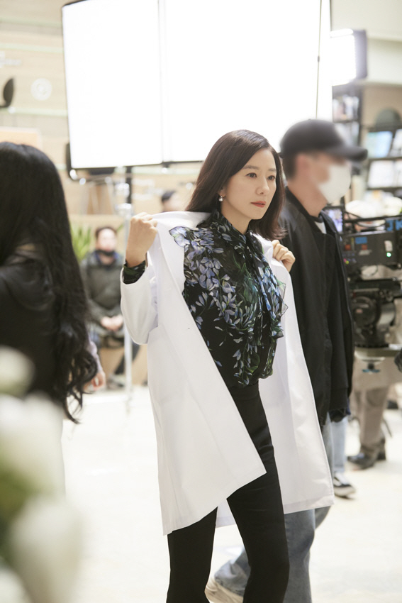 The behind-the-scenes footage of The Couples World Kim Hee-ae has been released.Kim Hee-ae in the photo released on the 7th seems to have been completely assimilated to the Feeling of Ji Sun Woo, expressing from charisma to sadness.Kim Hee-ae, who is building Smile here, is also out of the camera and adds to the pleasure.In addition, Kim Hee-aes beauty and styling, which digs out Ji Sun Woo look in a dignified manner, is also attracting attention.Kim Hee-ae is writing a syndrome-like box office record with the maximum tension of the drama every time.He has been attracting a lot of attention since his first broadcast.In particular, Kim Hee-ae, who expressed the hatred and thirst of the marriage relationship that did not end in the last 12 broadcasts, is adding explosive power to the character Sun Woo with the acting that escaped the formation.Meanwhile, The World of Couples tells the story of a couples kite, which they believed was love, breaking down into a whirlwind due to betrayal.