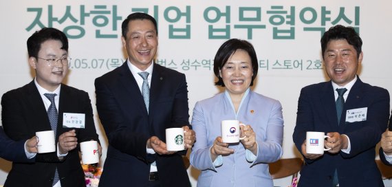 스타벅스 성수역점 이미지