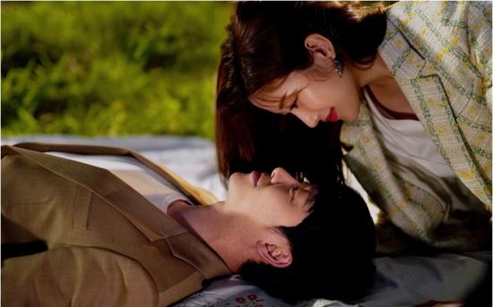 Kim Dong-wook and Moon Ga-young, the mans Memory Act, will capture the hearts of viewers with a thrilling Kiss god.MBC Wednesday-Thursday Evening drama The Mans Memory Law, which is hotly lit every time viewers minds, is drawing attention by unveiling the kiss SteelSeries cut by Kim Dong-wook (played by Lee Hoon) and Moon Ga-young (played by He Jin) ahead of the broadcast today (7th).On the other hand, in the last broadcast, Hoon and He Jin realized each others love and reunited, and a bigger Danger was tense.Professor Yoo Sung-hyuk (Kim Chang-wan) of Hoons doctor finally published a book called Man Who Cant Forget, and Park Soo-chang (Chang In-seop), who was vindictive to Hoon, revealed that the main character of the book is Hoon.So, Hoon and He Jin, who are Memory Couples, have raised their interest in whether they can continue their love over Danger.Kim Dong-wook and Moon Ga-young in the SteelSeries are attracting attention after an ambitious night park date.Especially, the posture of two big and hot people steals the attention of the viewers.To explode a giddy tension as Moon Ga-young watches Kim Dong-wook lying down.The two people face each other as if they can feel each others breathing, and they stop the breath of the viewers.Kim Dong-wooks gentle eyes and sweet smile, especially looking at Moon Ga-young, explodes.Moon Ga-young then kissed Kim Dong-wook to make viewers stop.MBC Wednesday-Thursday Evening Drama The Mans Memory Law, which made viewers excited by provocative Kiss god, can be seen every Wednesday night at 8:55 pm.Photos