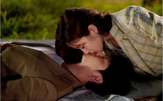 Kim Dong-wook and Moon Ga-young, the mans Memory Act, will capture the hearts of viewers with a thrilling Kiss god.MBC Wednesday-Thursday Evening drama The Mans Memory Law, which is hotly lit every time viewers minds, is drawing attention by unveiling the kiss SteelSeries cut by Kim Dong-wook (played by Lee Hoon) and Moon Ga-young (played by He Jin) ahead of the broadcast today (7th).On the other hand, in the last broadcast, Hoon and He Jin realized each others love and reunited, and a bigger Danger was tense.Professor Yoo Sung-hyuk (Kim Chang-wan) of Hoons doctor finally published a book called Man Who Cant Forget, and Park Soo-chang (Chang In-seop), who was vindictive to Hoon, revealed that the main character of the book is Hoon.So, Hoon and He Jin, who are Memory Couples, have raised their interest in whether they can continue their love over Danger.Kim Dong-wook and Moon Ga-young in the SteelSeries are attracting attention after an ambitious night park date.Especially, the posture of two big and hot people steals the attention of the viewers.To explode a giddy tension as Moon Ga-young watches Kim Dong-wook lying down.The two people face each other as if they can feel each others breathing, and they stop the breath of the viewers.Kim Dong-wooks gentle eyes and sweet smile, especially looking at Moon Ga-young, explodes.Moon Ga-young then kissed Kim Dong-wook to make viewers stop.MBC Wednesday-Thursday Evening Drama The Mans Memory Law, which made viewers excited by provocative Kiss god, can be seen every Wednesday night at 8:55 pm.Photos