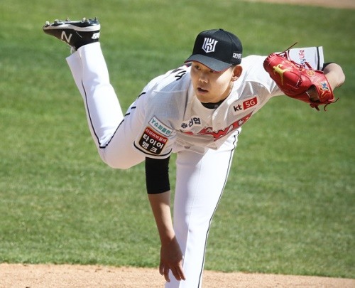 As KBO opened on the 5th, interest in Super Rookie is also hot. Rookie was the part of Jin Woo-yong last season.Based on this, he made his name to the national team and predicted the birth of KBO star. Rookie competition, which is only once in his career, is attracting attention from many fans this season.I have picked the players who are noticed by team.The Rookie candidate is considered to be the 0th place. KT coach Lee Kang-chul nailed him with a four-star lead without hesitation.He is also seeking 10 wins, and if he wins 10, he will be the birth of a new high school pitcher in 14 years.He had an average ERA of 2.00 in his own Cheongbaekjeon, and in the practice game against the Hanwha Eagles on the 21st of last month, he finished his professional adaptation with only 6 innings, 5 hits, 2 walks and 1 run.LG Twins, which succeeded in releasing Rookie in 22 years with Jeong Woo-yeong last year, challenges Rookie for the second consecutive year.Lee Min-ho, Kim Yun-stock are highly anticipated; the teams own evaluation game has caught LGs Ryu Joong-ils radar.If the 5th selection Lim Chan-gyu is sluggish, it may be put into the 5th selection.Lee Min-ho has a great advantage of 150km high speed.In the teams own evaluation match, Kim Hyun-soo, and Jin Keun-woo, who are playing a heavy game, showed a new figure.Kim Yun-stock is impressive in his move, which flows like water from a soft pitching form, and the impact of their performance on LG is quite large.If the teams performance improves according to their performance, LGs second consecutive year of Rookie emissions is not a dream.Choi Jihun (SK Wyverns) also jumps into the Rookie competition, which has a painful past: He fell for a rookie draft after graduating from high school.However, he was named to SK this season after he was selected to the UEFA Champions League by the university.In spring camp and teams own evaluation match, he made a strong impression with his fast feet and strong shoulders, and he is highly rated in defense with his batting ability and ability to play.It is also evaluated as a resource to replace SKs outfielders Noh Soo-kwang, Han Dong-min, Ko Jong-wook and Kim Kang-min.Kim Ji-chan (Samsung Lions) has been performing very well, and he has been noted as the shortest player registered for the KBOUEFA Champions League this season.However, he broke his prejudices about the body during his amateur days.Last year, he won .531 and 10 points and 9 steals at the World Youth Baseball Championships, winning the Best Strike, the Most Stolen, and the Best Defensive Award.With his fast feet and muscular play, he is looking forward to being called the second Jeong Keun-woo.Heo Gu-yeon praised Kim Ji-chan, saying, I am tall, but I have all three balls and three balls and I have excellent baseball sense.