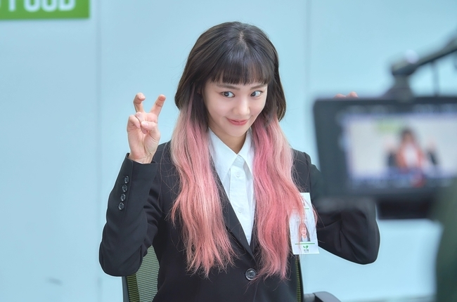 Lame International Han Ji-eun right? Two-tone hair bold transform Behind the scenes cut with the passion for Acting by Lame International Han Ji-eun has been released.The MBC Tree Drama Lame Internet (played by Shin So-ra/directed by Nam Sung-woo), which is about to be broadcast on May 20, is a work of the stinking and exciting revenge of a man who takes over the worst manager of the company who managed to leave the company as a subordinate. Im Drama.Han Ji-eun will play the role of the Intern Italian, who is under stress or concentrates somewhere in the play, and will laugh with an unpredictable charm that will represent the psychology of the 20-year-olds and the early-aged people as well as the unpredictable charm of the 20-year-olds.Han Ji-eun in the photo is showing a synchro rate optimized for the character based on bold two-tone hairstyle and beagle-filled expression, and catches the eye at once.In another photo, he shows a special attachment to this work with his eyes that focus on not missing a line and a line even in the middle of a busy shooting scene.In addition, Han Ji-euns script, which does not miss the script in hand anytime and anywhere, is always ready and is helping to capture the scene of high immersion.bak-beauty