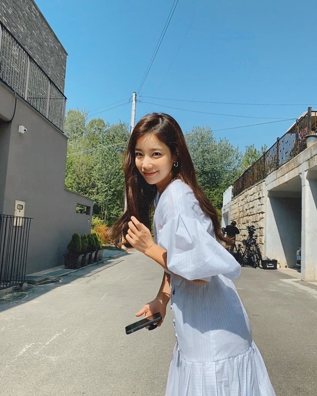 Summer already.Actor Ki Eun-se has reported on the latest situation.Ki Eun-se posted a photo on her personal instagram on May 7 with the caption: Shot to Homerella yesterday; suddenly Summer.Ki Eun-se in the photo is on her way to work in a white dress, her eyes focused on her full features and elegant charm.The netizens who watched this showed various reactions such as It is really beautiful and It looks good in white dress.park jung-min