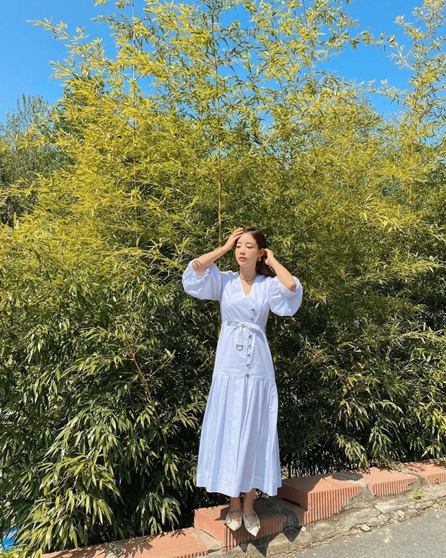 Summer already.Actor Ki Eun-se has reported on the latest situation.Ki Eun-se posted a photo on her personal instagram on May 7 with the caption: Shot to Homerella yesterday; suddenly Summer.Ki Eun-se in the photo is on her way to work in a white dress, her eyes focused on her full features and elegant charm.The netizens who watched this showed various reactions such as It is really beautiful and It looks good in white dress.park jung-min