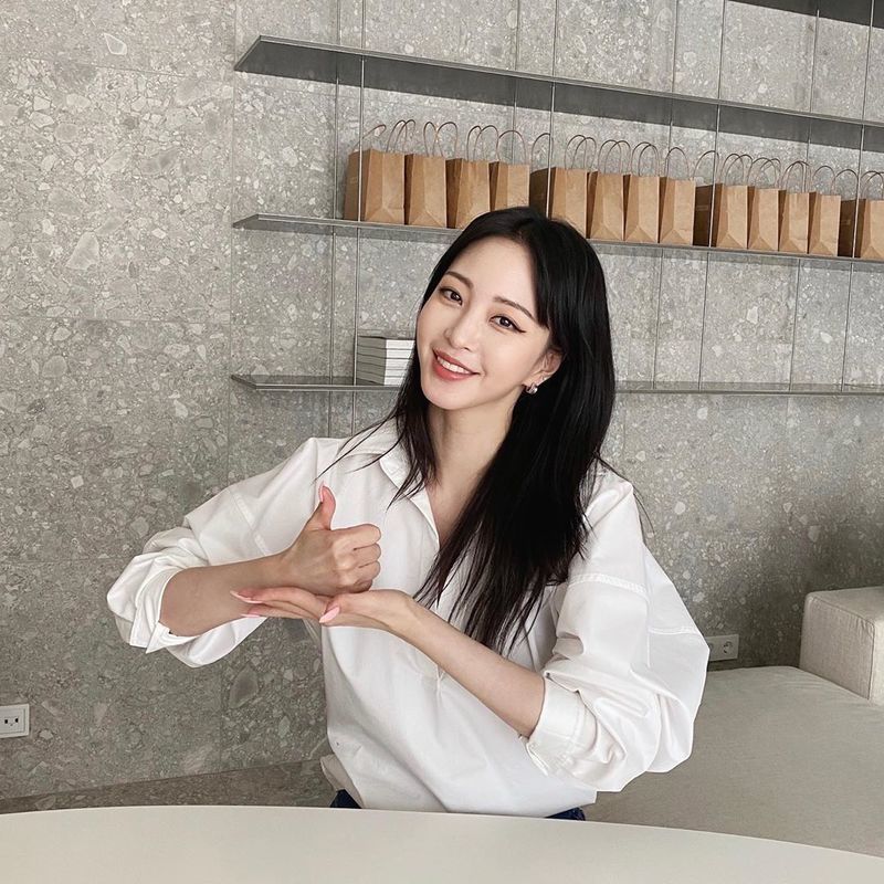 Actor Han Ye-seul flaunts Incomparable beautyHan Ye-seul posted a photo on his personal Instagram page on May 7.Han Ye-seul in the picture is a white shirt with a black straight hair and a pure charm. The small face and overcats features are admirable.park jung-min